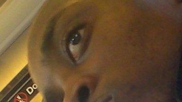 El sospechoso mide entre 6'3" a 6'5" de estatura, tiene la cabeza rapada, algo de bigote y chiva, y un tatuaje en el antebrazo izquierdo.