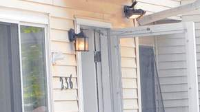 La policía custodiaba ayer el hogar de crianza de la fallecida criatura, ubicada en la calle Steuben de Staten Island.