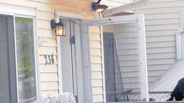 La policía custodiaba ayer el hogar de crianza de la fallecida criatura, ubicada en la calle Steuben de Staten Island.