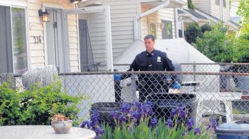 La policía custodiaba ayer el hogar de crianza de la fallecida criatura, ubicada en la calle Steuben de Staten Island.