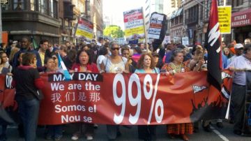 Organizaciones sociales y miembros del grupo 'Occupy Wall Street' marcharon por la avenida Broadway en camino a Wall Street.