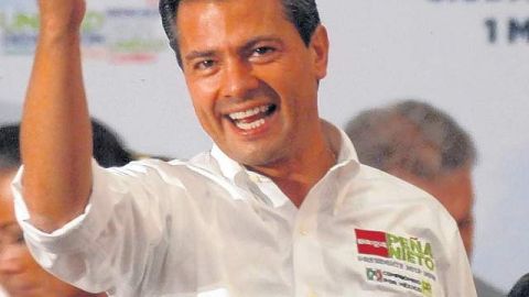 Enrique Peña Nieto saludaba ayer a miembros de la Confederación de Trabajadores de México en una celebración del Día del Trabajo.