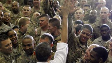 El presidente Obama saluda a un soldado estadounidense luego de  llegar de imprevisto a la base aérea  Bagram en Afganistán.