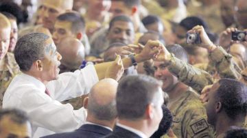 El presidente Barack Obama saluda a tropas a su llegada sorpresa a Afganistán.