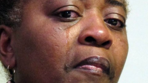 Aletha Smith, madre de camionero Jabin Bogan, que fue detenido con 268 mil balas en México, hace una pausa durante una conferencia de prensa en El Paso, Texas.