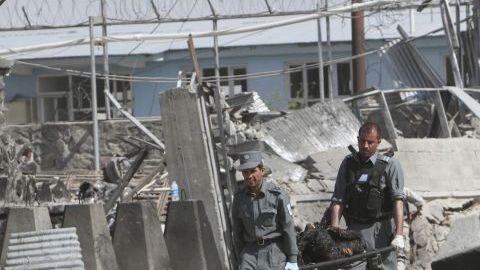 Policías afganos extraen un cuerpo del lugar donde se producjo el atentado.