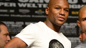 Mayweather Jr. y Miguel Cotto posan durante la conferencia  de cara a su pelea de este sábado por el título Diamante de la CMB.