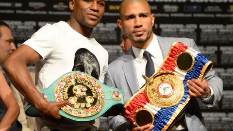 Mayweather Jr. y Miguel Cotto posan durante la conferencia  de cara a su pelea de este sábado por el título Diamante de la CMB.