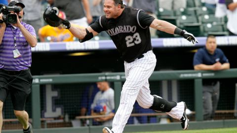 Jason Giambi celebra en grande el recorrido de bases tras conectar el tablazo  con el que los Rockies de Colorado vencieron a los Dodgers.