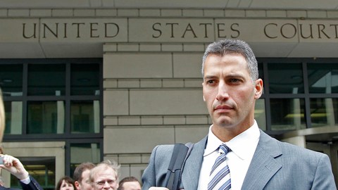 El lanzador de los Yankees Andy Pettitte al salir ayer del tribunal donde se ventila el juicio contra Roger Clemens.