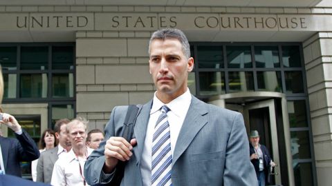El lanzador de los Yankees Andy Pettitte al salir ayer del tribunal donde se ventila el juicio contra Roger Clemens.