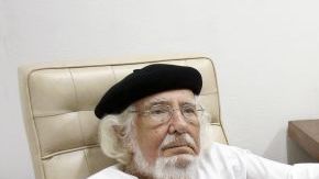 El poeta nicaragüense Ernesto Cardenal en su oficina de Managua.