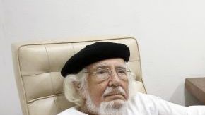 El poeta nicaragüense Ernesto Cardenal en su oficina de Managua.
