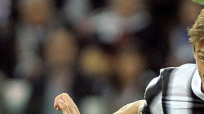 Claudio Marchisio, de Juventus, anota de cabecea ante el Lecce.