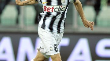 Claudio Marchisio, de Juventus, anota de cabecea ante el Lecce.