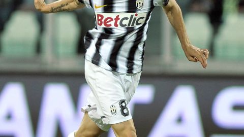 Claudio Marchisio, de Juventus, anota de cabecea ante el Lecce.