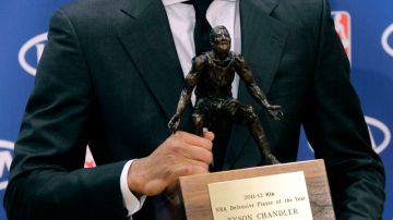 La liga le reconoció al poste  Tyson Chandler su extraordinaria labor con los Knicks, ganando el galardón como el mejor defensor de la temporada.