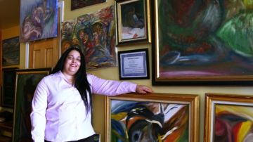 Dora Durán estableció  en su hogar un oasis en donde crea sus pinturas.