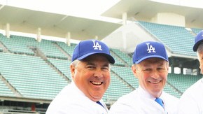 Los nuevos propietarios de la novena angelina  (de izq. a der.): Robert Patton, Stan Kasten, Mark Walter, Earvin 'Magic' Johnson, Peter Guber y Todd Boehly, posan muy sonrientes para la foto.
