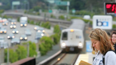Viajeros esperan por un tren de BART en Oakland.