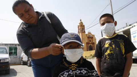 Dos niños se cubren de la ceniza en las inmediaciones del volcán.