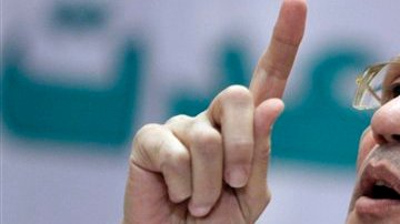 Assar, miembro de la Junta Militar egipcia, reitera en conferencia de prensa su compromiso a entregar el poder.