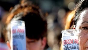 Una mujer porta una foto de Anastasio Hernández durante una manifestación en la que se exigió  justicia por la muerte del mexicano.