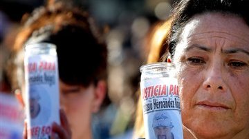 Una mujer porta una foto de Anastasio Hernández durante una manifestación en la que se exigió  justicia por la muerte del mexicano.