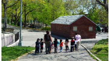 Highland Park recibe a grupos de niños con sus maestras o padres durante el día.