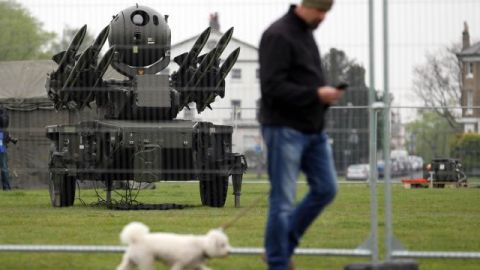 Un hombre pasa cerca de una batería de misiles Rapier. Este sistema de defensa forma parte de los ejercicios militares antes de los JO.