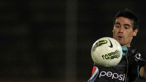 Matías Alustiza (izq), autor de dos goles,   intenta la maniobra ante la marcación de José Rojas, de la U.
