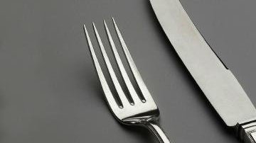 Los cubiertos, grabados con las iniciales AH y los símbolos del Tercer Reich, integraban un servicio de cena.