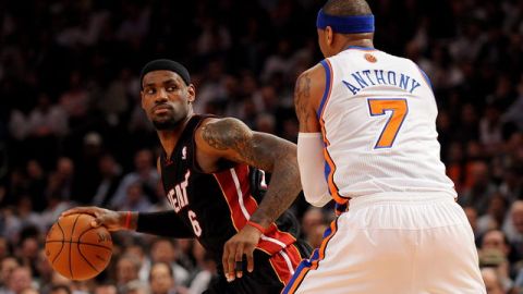 Carmleo Anthony (der.) de los Knicks, trata presionar a LeBron James del Heat, que fue la figura del tercer juego de la serie.