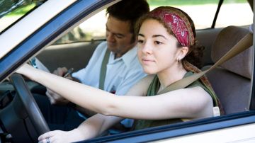 Los jóvenes deben aprobar dos exámenes antes de recibir una licencia de conducir, el teórico y el práctico.