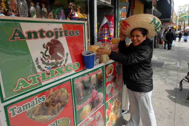 Claudia Rodríguez de Oyameles, Puebla, vende sus antojitos mexicanos en la avenida 37, de Corona, Queens.