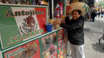 Claudia Rodríguez de Oyameles, Puebla, vende sus antojitos mexicanos en la avenida 37, de Corona, Queens.