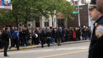 Una larga fila se formó ayer en las afueras de la Funeraria Ortiz de El Bronx para manifestar el tributo póstumo por los siete hispanos fallecidos la tragedia vehicular del domingo.