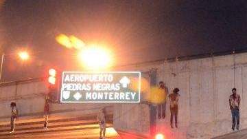 Los nueve cuerpos se ven colgando de un puente en la ciudad de Nuevo Laredo.