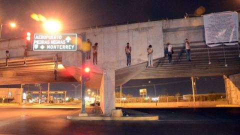 Los nueve cuerpos se ven colgando de un puente en la ciudad de Nuevo Laredo.