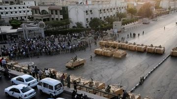 Imagen de la entrada al ministerio de defensa de Egipto, cuyo acceso principal está bloqueado por efectivos del Ejército.