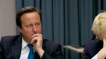 La única esperanza para el premier británico Cameron (derecha) es retener Londres de la mano de Boris Johnson (izquierda).
