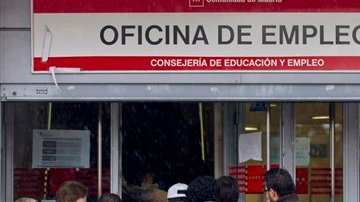 Las oficinas de empleo permanecen colmadas con españoles buscando trabajo.