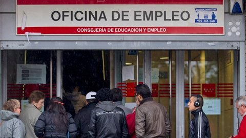 Las oficinas de empleo permanecen colmadas con españoles buscando trabajo.