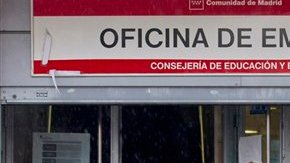Las oficinas de empleo permanecen colmadas con españoles buscando trabajo.