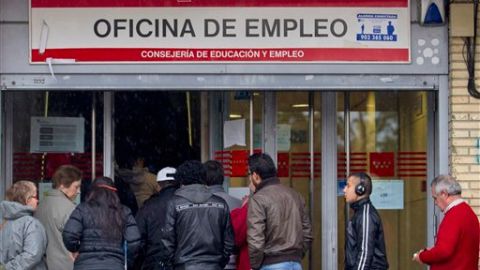 Las oficinas de empleo permanecen colmadas con españoles buscando trabajo.