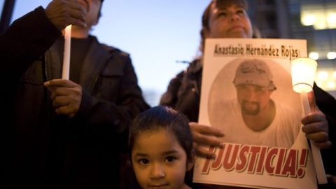 Familiares y amigos participan en una marcha para rendir homenaje a Anastasio Hernández.