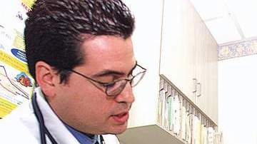 Los diabéticos deben ser examinados por lo menos una vez al año por un podiatra o especialista de los pies.