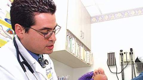 Los diabéticos deben ser examinados por lo menos una vez al año por un podiatra o especialista de los pies.
