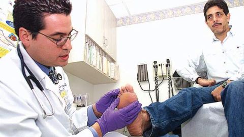 Los diabéticos deben ser examinados por lo menos una vez al año por un podiatra o especialista de los pies.