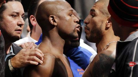 Floyd Mayweather Jr.(izq.) habla con Miguel Cotto durante la ceremonia de pesaje para la pelea de este sábado.